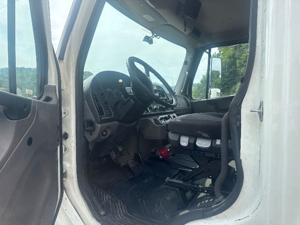 Medium Duty Box Truck-Light and Medium Duty Trucks-Freightliner-2022-M2-Cross Lanes-WV-447,582\n\t\tmiles-$ 27,250 - Image 16