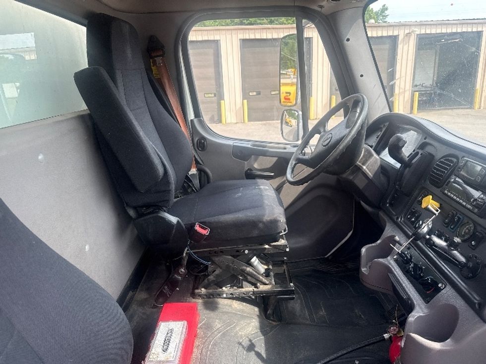 Medium Duty Box Truck-Light and Medium Duty Trucks-Freightliner-2022-M2-Cross Lanes-WV-447,582\n\t\tmiles-$ 27,250 - Image 22