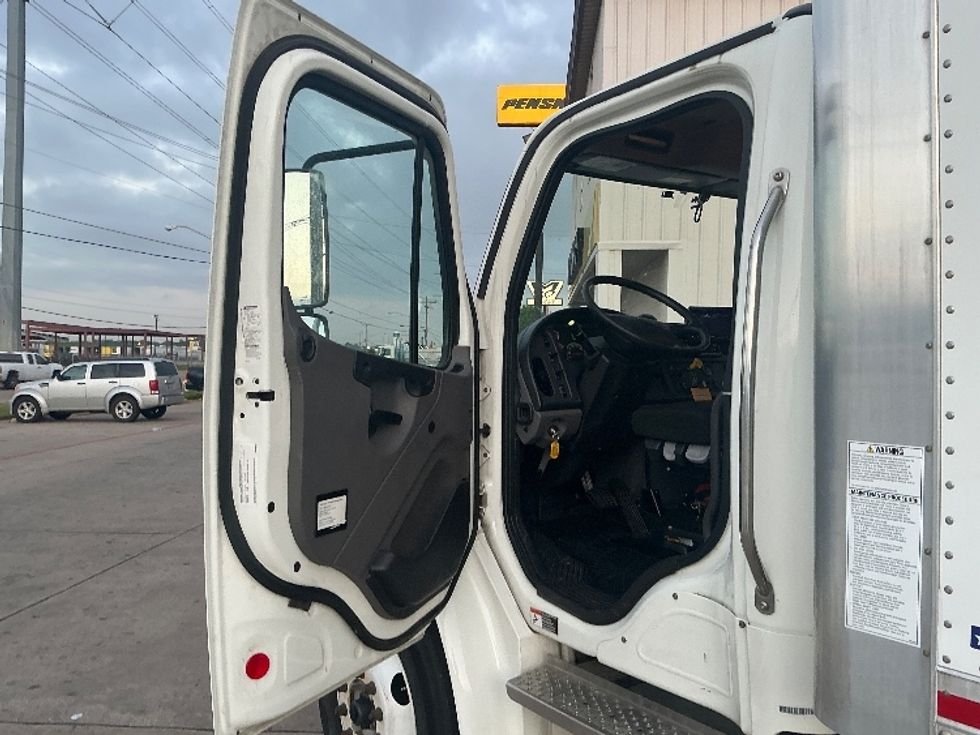 Medium Duty Box Truck-Light and Medium Duty Trucks-Freightliner-2022-M2-Dallas-TX-102,622\n\t\tmiles-$ 77,750 - Image 16