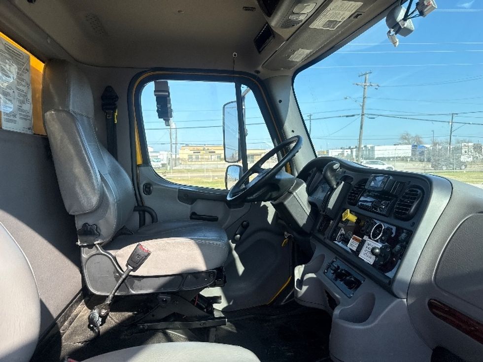 Medium Duty Box Truck-Light and Medium Duty Trucks-Freightliner-2022-M2-Dallas-TX-106,635\n\t\tmiles-$ 76,000 - Image 22
