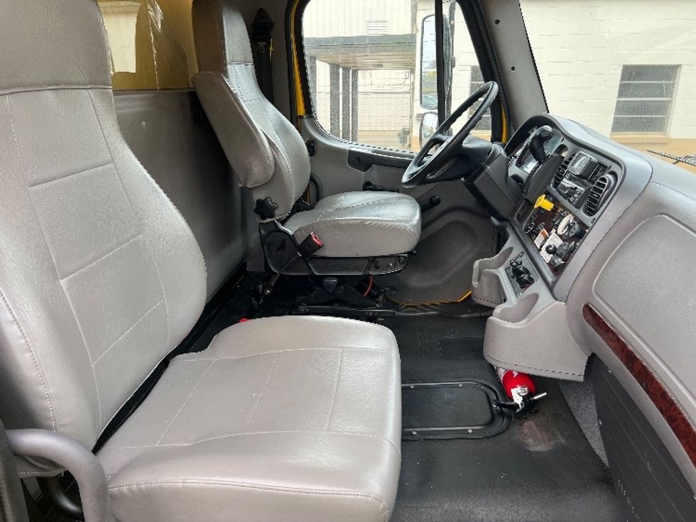 Medium Duty Box Truck-Light and Medium Duty Trucks-Freightliner-2022-M2-Dallas-TX-128,380\n\t\tmiles-$ 72,250 - Image 22