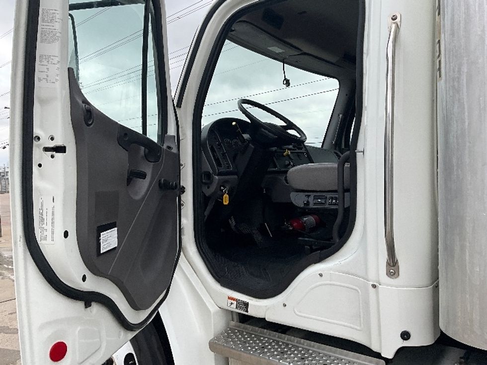 Medium Duty Box Truck-Light and Medium Duty Trucks-Freightliner-2022-M2-Dallas-TX-98,727\n\t\tmiles-$ 77,750 - Image 16