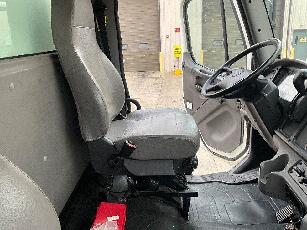 Medium Duty Box Truck-Light and Medium Duty Trucks-Freightliner-2022-M2-Dallas-TX-98,727\n\t\tmiles-$ 77,750 - Image 22