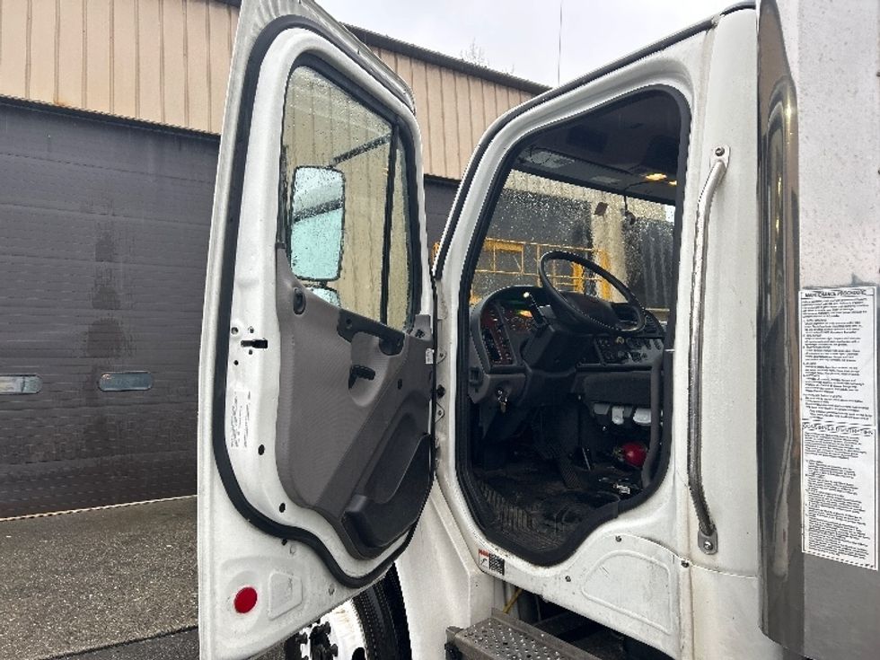 Medium Duty Box Truck-Light and Medium Duty Trucks-Freightliner-2022-M2-Delta-BC-234,866\n\t\tkm-$ 83,500 - Image 16