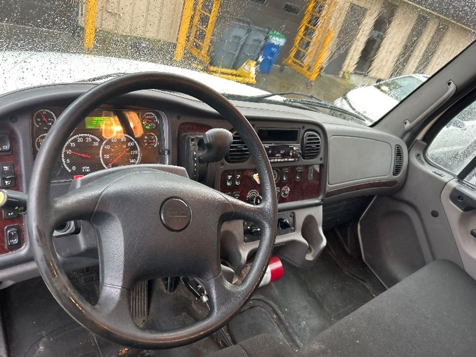 Medium Duty Box Truck-Light and Medium Duty Trucks-Freightliner-2022-M2-Delta-BC-234,866\n\t\tkm-$ 83,500 - Image 18