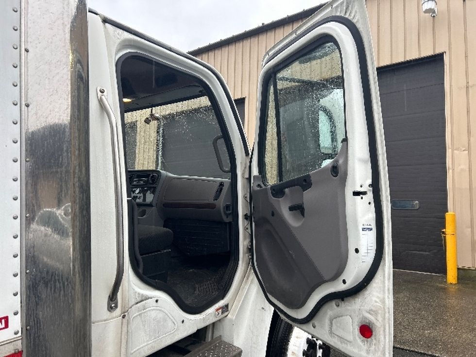 Medium Duty Box Truck-Light and Medium Duty Trucks-Freightliner-2022-M2-Delta-BC-234,866\n\t\tkm-$ 83,500 - Image 20