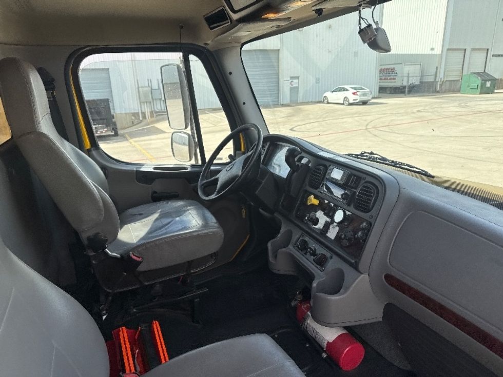 Medium Duty Box Truck-Light and Medium Duty Trucks-Freightliner-2022-M2-Denton-TX-135,801\n\t\tmiles-$ 71,000 - Image 22