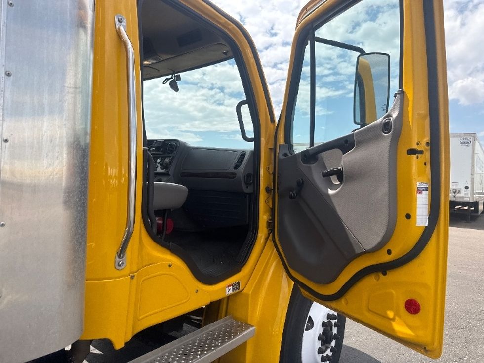 Medium Duty Box Truck-Light and Medium Duty Trucks-Freightliner-2022-M2-Denver-CO-105,196\n\t\tmiles-$ 75,000 - Image 20