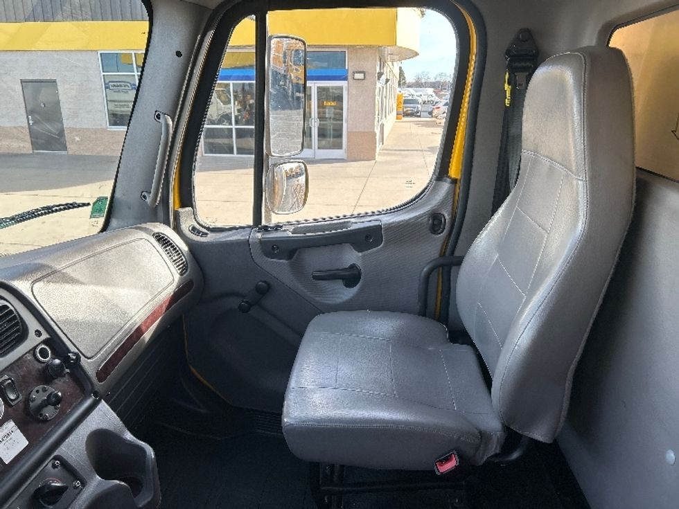 Medium Duty Box Truck-Light and Medium Duty Trucks-Freightliner-2022-M2-Denver-CO-121,518\n\t\tmiles-$ 73,500 - Image 19