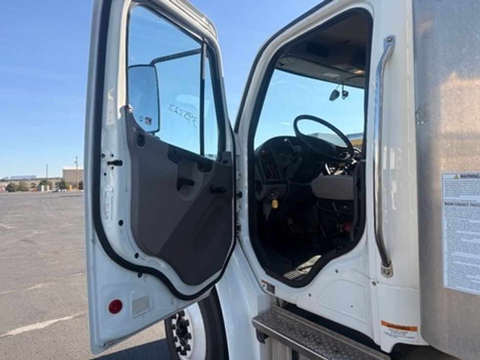 Medium Duty Box Truck-Light and Medium Duty Trucks-Freightliner-2022-M2-Denver-CO-211,794\n\t\tmiles-$ 35,000 - Image 16
