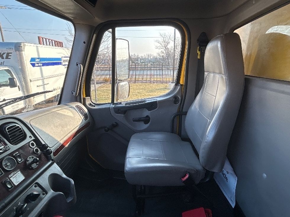 Medium Duty Box Truck-Light and Medium Duty Trucks-Freightliner-2022-M2-East Chicago-IN-106,645\n\t\tmiles-$ 74,000 - Image 19