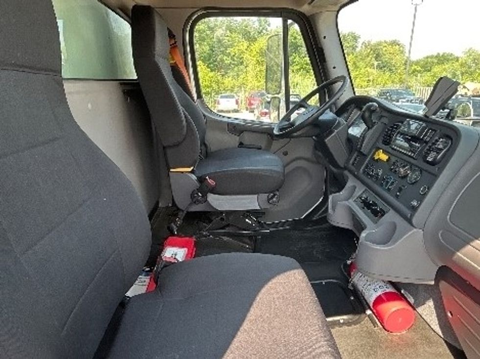 Medium Duty Box Truck-Light and Medium Duty Trucks-Freightliner-2022-M2-East Chicago-IN-371,123\n\t\tmiles-$ 27,750 - Image 21