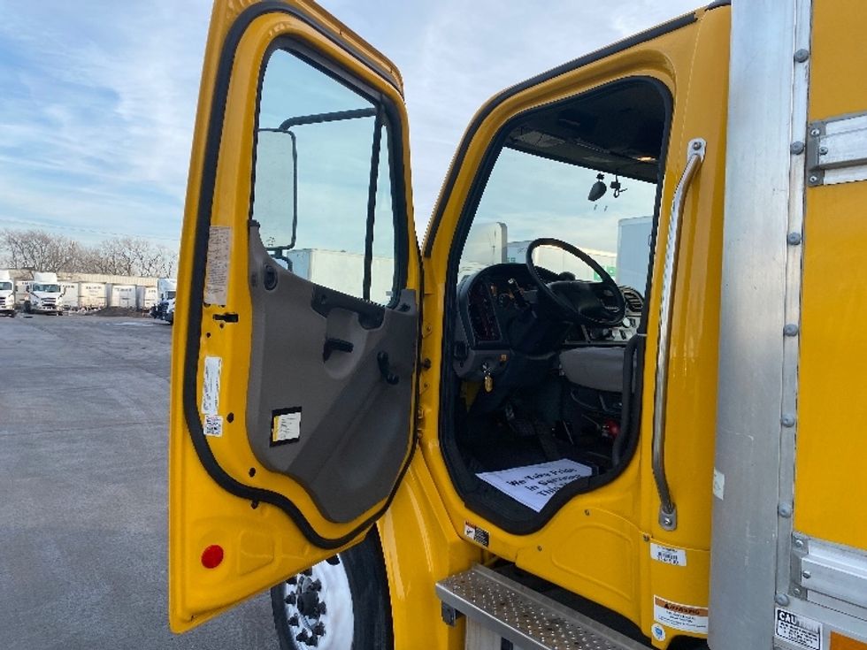 Medium Duty Box Truck-Light and Medium Duty Trucks-Freightliner-2022-M2-East Chicago-IN-75,260\n\t\tmiles-$ 77,750 - Image 16