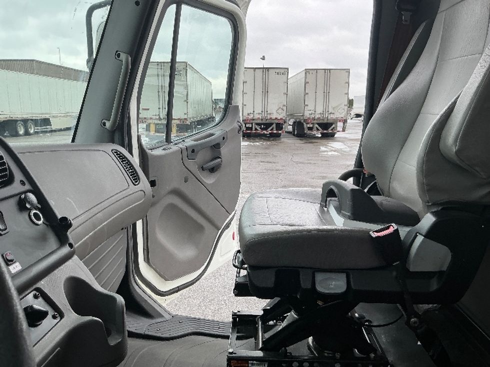 Medium Duty Box Truck-Light and Medium Duty Trucks-Freightliner-2022-M2-East Chicago-IN-96,987\n\t\tmiles-$ 78,500 - Image 19