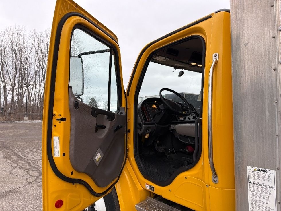 Medium Duty Box Truck-Light and Medium Duty Trucks-Freightliner-2022-M2-Flint-MI-121,360\n\t\tmiles-$ 70,500 - Image 16