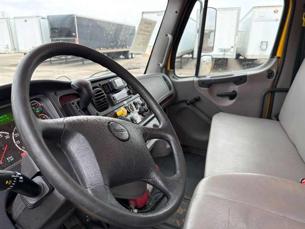 Medium Duty Box Truck-Light and Medium Duty Trucks-Freightliner-2022-M2-Flint-MI-121,360\n\t\tmiles-$ 70,500 - Image 17