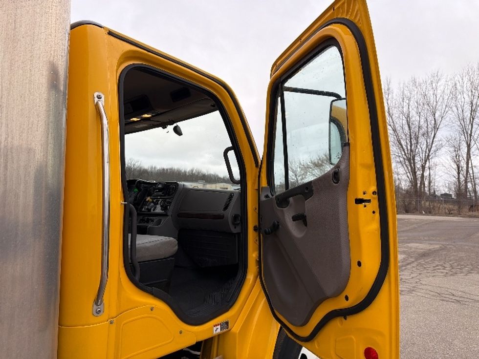 Medium Duty Box Truck-Light and Medium Duty Trucks-Freightliner-2022-M2-Flint-MI-121,360\n\t\tmiles-$ 70,500 - Image 18