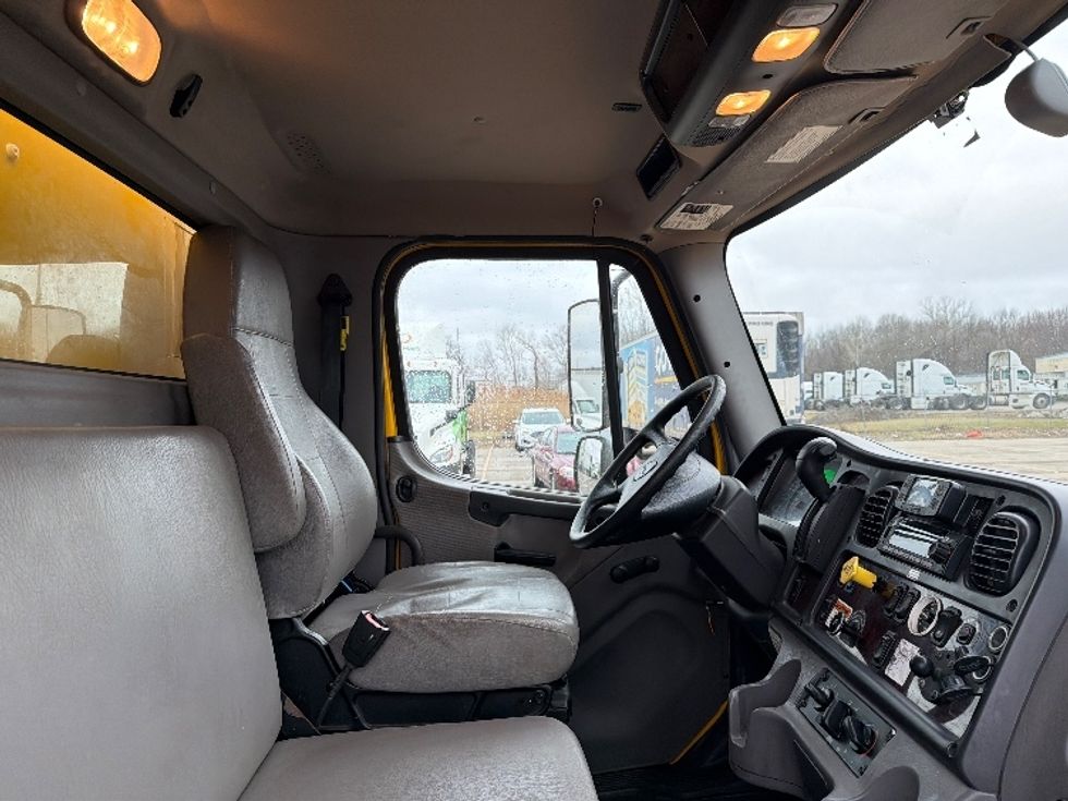Medium Duty Box Truck-Light and Medium Duty Trucks-Freightliner-2022-M2-Flint-MI-121,360\n\t\tmiles-$ 70,500 - Image 22