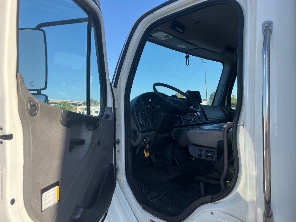Medium Duty Box Truck-Light and Medium Duty Trucks-Freightliner-2022-M2-Fontana-CA-184,107\n\t\tmiles-$ 67,000 - Image 16