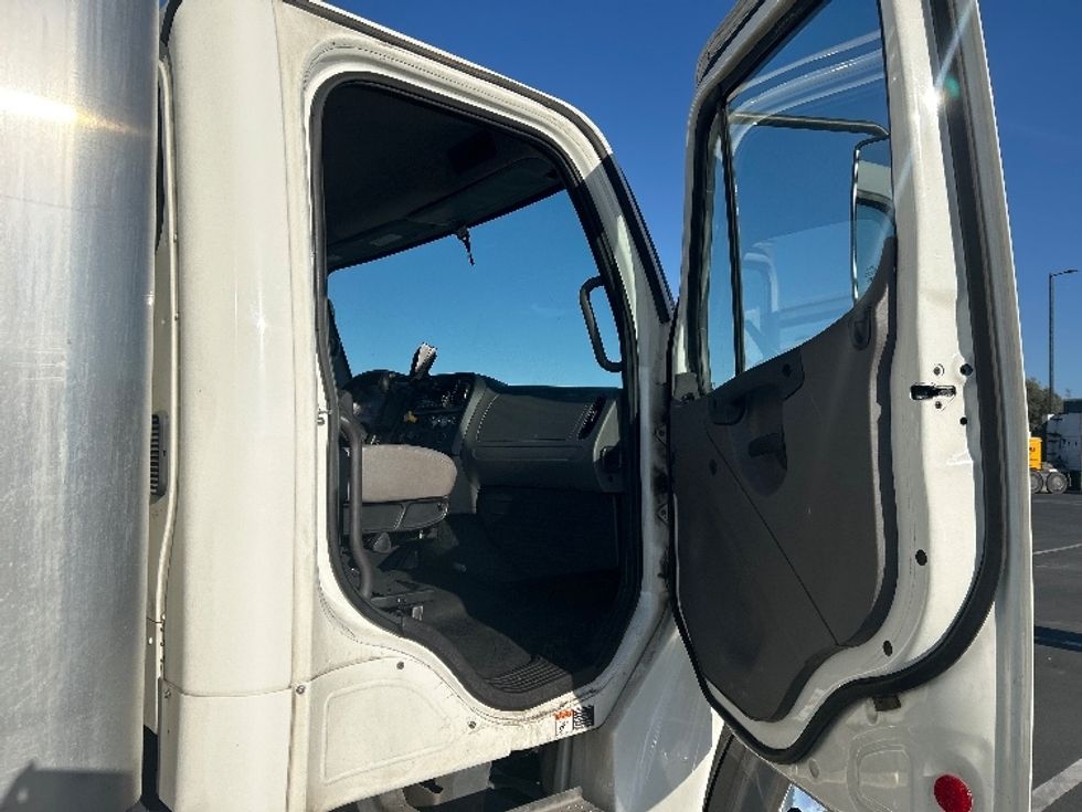 Medium Duty Box Truck-Light and Medium Duty Trucks-Freightliner-2022-M2-Fontana-CA-211,773\n\t\tmiles-$ 62,250 - Image 19