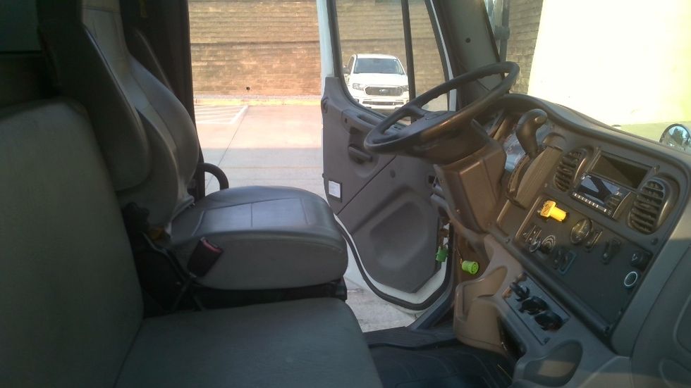 Medium Duty Box Truck-Light and Medium Duty Trucks-Freightliner-2022-M2-Forest Park-GA-156,708\n\t\tmiles-$ 62,250 - Image 22