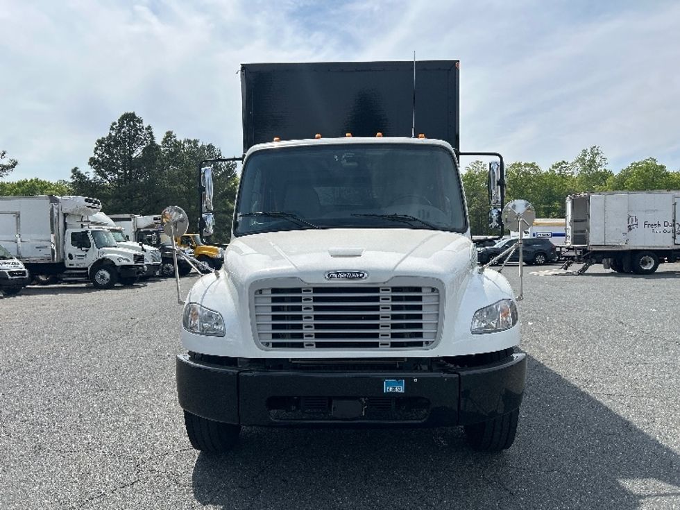 2022 Freightliner M2 106 Medium Duty photo 2