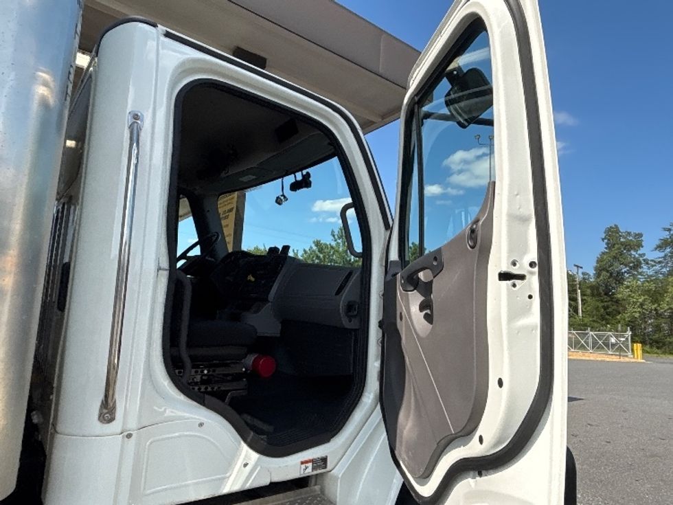 Medium Duty Box Truck-Light and Medium Duty Trucks-Freightliner-2022-M2-Fredericksburg-VA-360,565\n\t\tmiles-$ 28,750 - Image 19