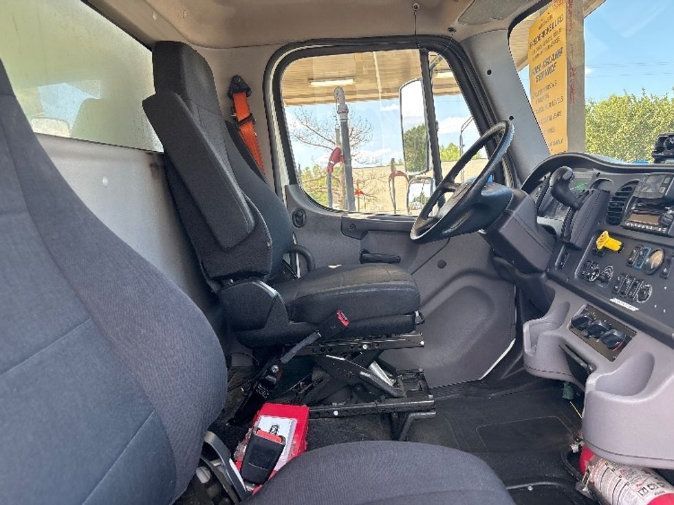 Medium Duty Box Truck-Light and Medium Duty Trucks-Freightliner-2022-M2-Fredericksburg-VA-360,565\n\t\tmiles-$ 28,750 - Image 21
