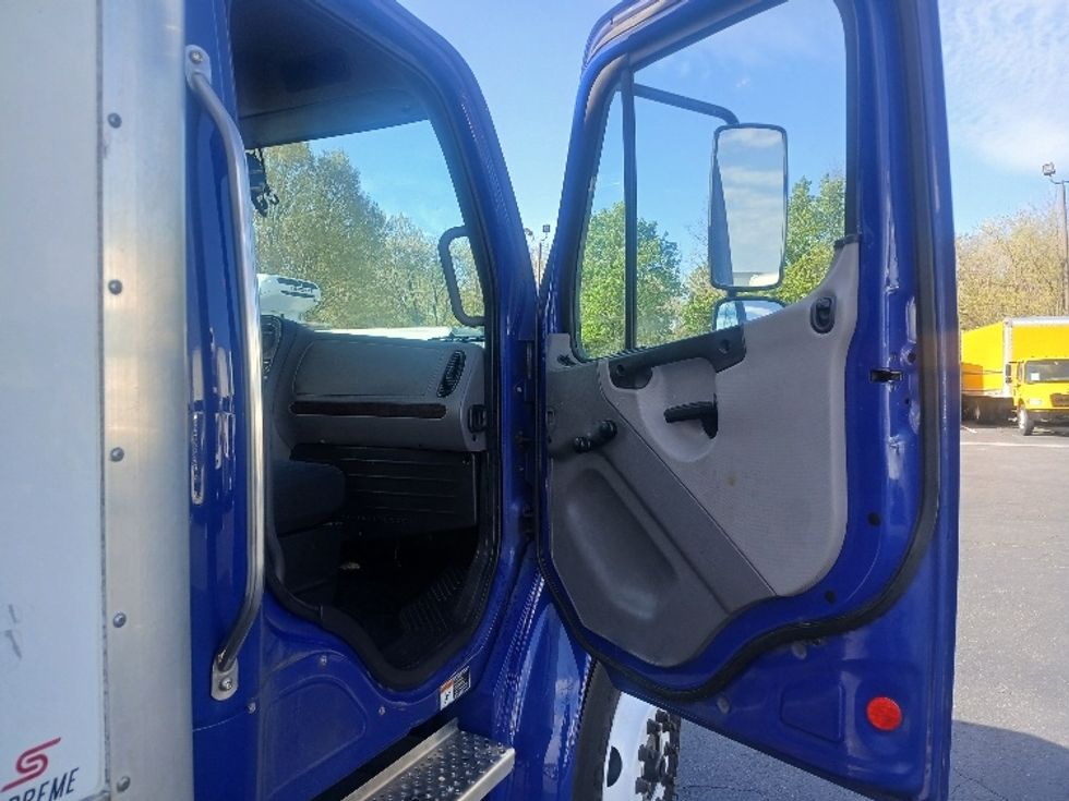 Medium Duty Box Truck-Light and Medium Duty Trucks-Freightliner-2022-M2-Greensboro-NC-241,712\n\t\tmiles-$ 52,250 - Image 20
