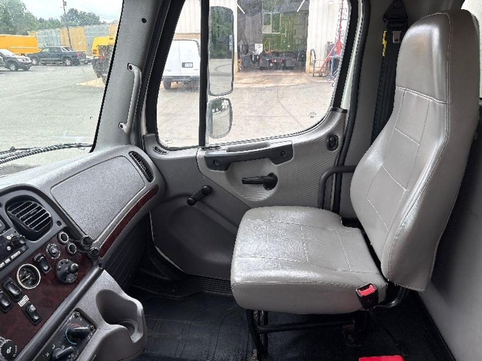 Medium Duty Box Truck-Light and Medium Duty Trucks-Freightliner-2022-M2-Greensboro-NC-325,462\n\t\tmiles-$ 41,000 - Image 19