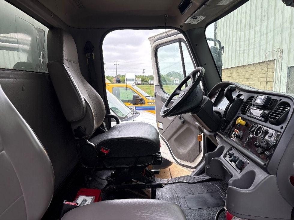 Medium Duty Box Truck-Light and Medium Duty Trucks-Freightliner-2022-M2-Greensboro-NC-325,462\n\t\tmiles-$ 41,000 - Image 22