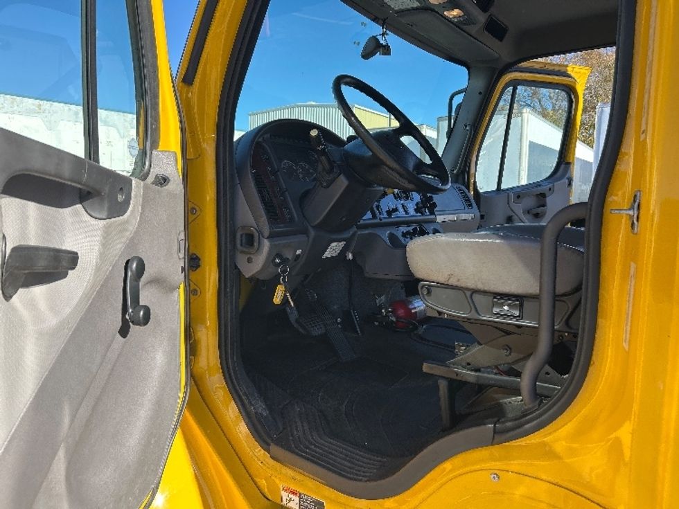 Medium Duty Box Truck-Light and Medium Duty Trucks-Freightliner-2022-M2-Harahan-LA-100,169\n\t\tmiles-$ 77,000 - Image 16