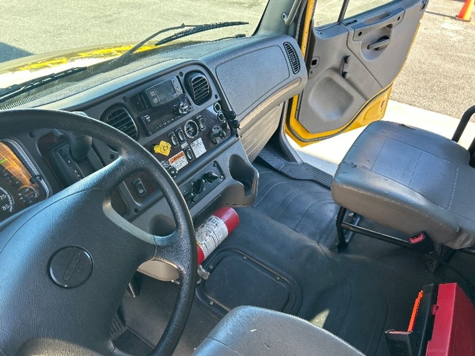 Medium Duty Box Truck-Light and Medium Duty Trucks-Freightliner-2022-M2-Harahan-LA-100,169\n\t\tmiles-$ 77,000 - Image 19