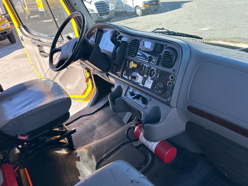 Medium Duty Box Truck-Light and Medium Duty Trucks-Freightliner-2022-M2-Harahan-LA-100,169\n\t\tmiles-$ 77,000 - Image 22