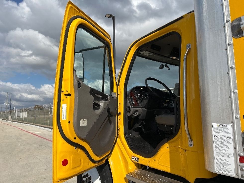 Medium Duty Box Truck-Light and Medium Duty Trucks-Freightliner-2022-M2-Houston-TX-120,762\n\t\tmiles-$ 73,500 - Image 16