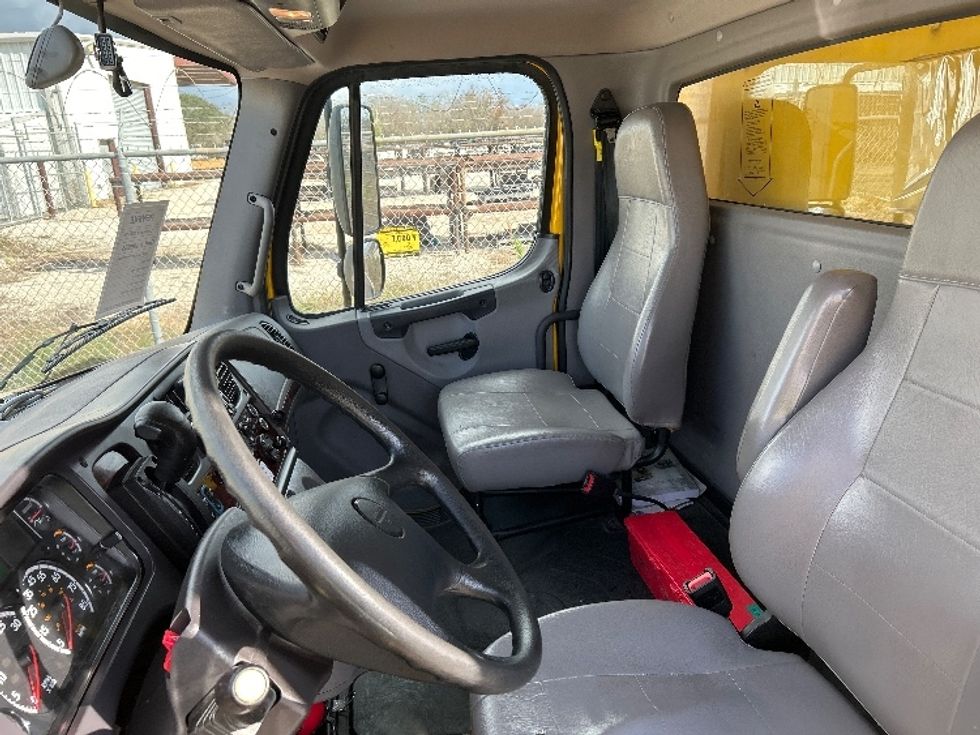 Medium Duty Box Truck-Light and Medium Duty Trucks-Freightliner-2022-M2-Houston-TX-120,762\n\t\tmiles-$ 73,500 - Image 19