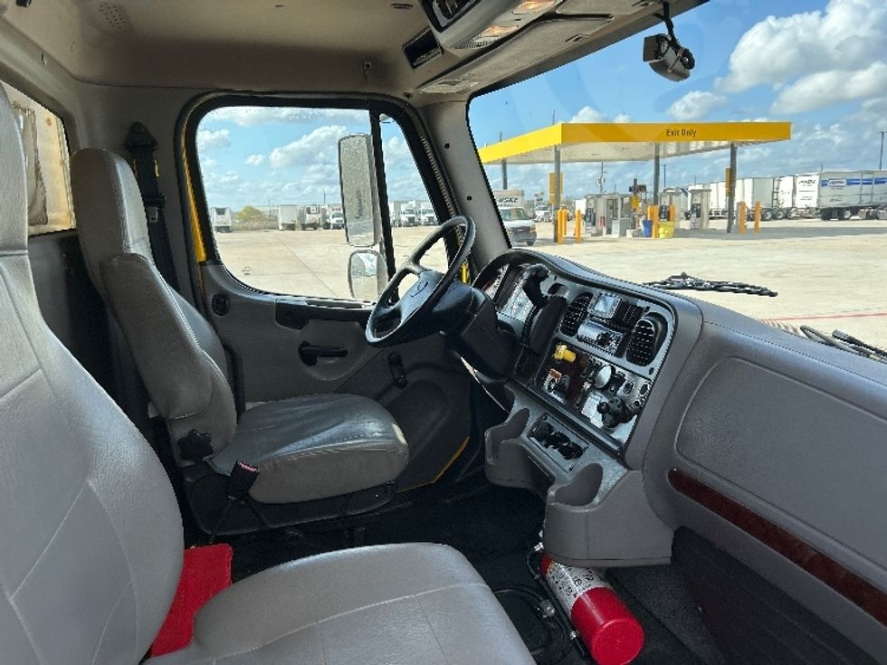 Medium Duty Box Truck-Light and Medium Duty Trucks-Freightliner-2022-M2-Houston-TX-120,762\n\t\tmiles-$ 73,500 - Image 22