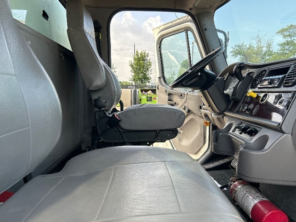Medium Duty Box Truck-Light and Medium Duty Trucks-Freightliner-2022-M2-Houston-TX-144,407\n\t\tmiles-$ 79,500 - Image 22