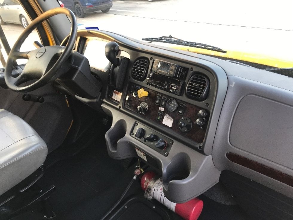 Medium Duty Box Truck-Light and Medium Duty Trucks-Freightliner-2022-M2-Houston-TX-218,254\n\t\tmiles-$ 51,000 - Image 22