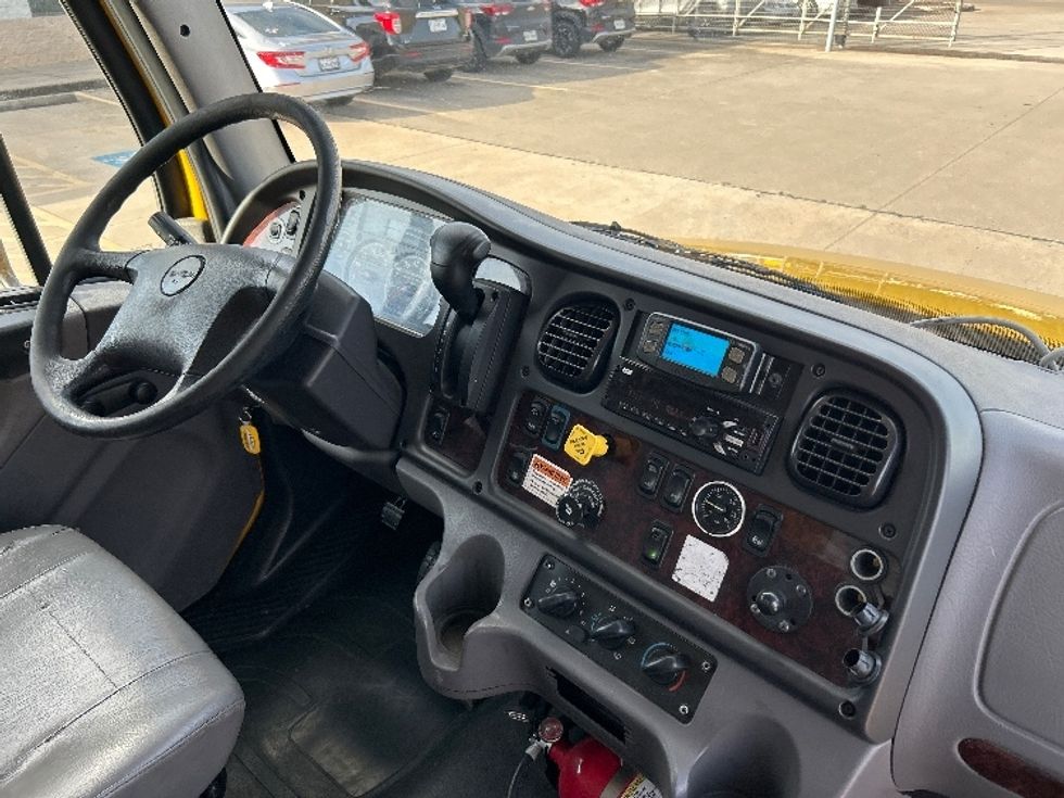 Medium Duty Box Truck-Light and Medium Duty Trucks-Freightliner-2022-M2-Houston-TX-222,912\n\t\tmiles-$ 50,250 - Image 22
