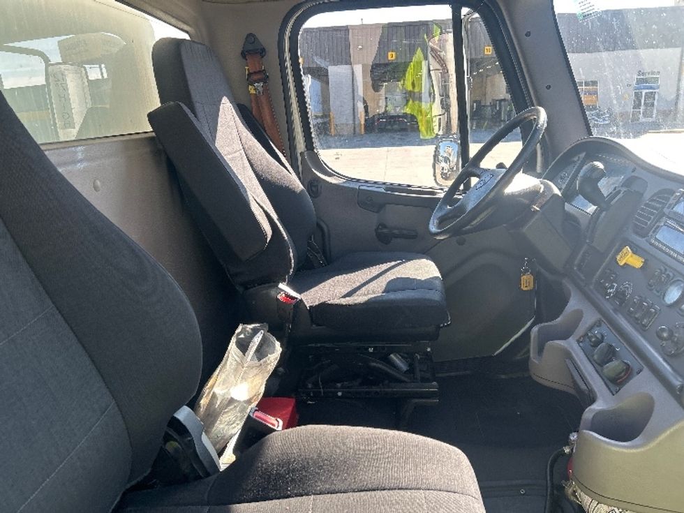 Medium Duty Box Truck-Light and Medium Duty Trucks-Freightliner-2022-M2-Houston-TX-258,719\n\t\tmiles-$ 37,250 - Image 22