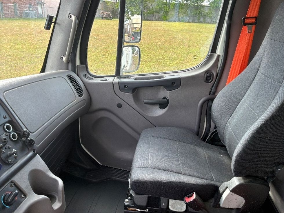 Medium Duty Box Truck-Light and Medium Duty Trucks-Freightliner-2022-M2-Hueytown-AL-270,003\n\t\tmiles-$ 35,750 - Image 19