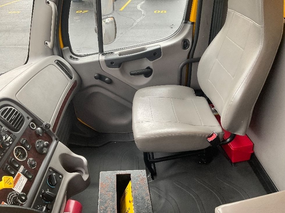 Medium Duty Box Truck-Light and Medium Duty Trucks-Freightliner-2022-M2-Indianapolis-IN-105,377\n\t\tmiles-$ 76,250 - Image 19