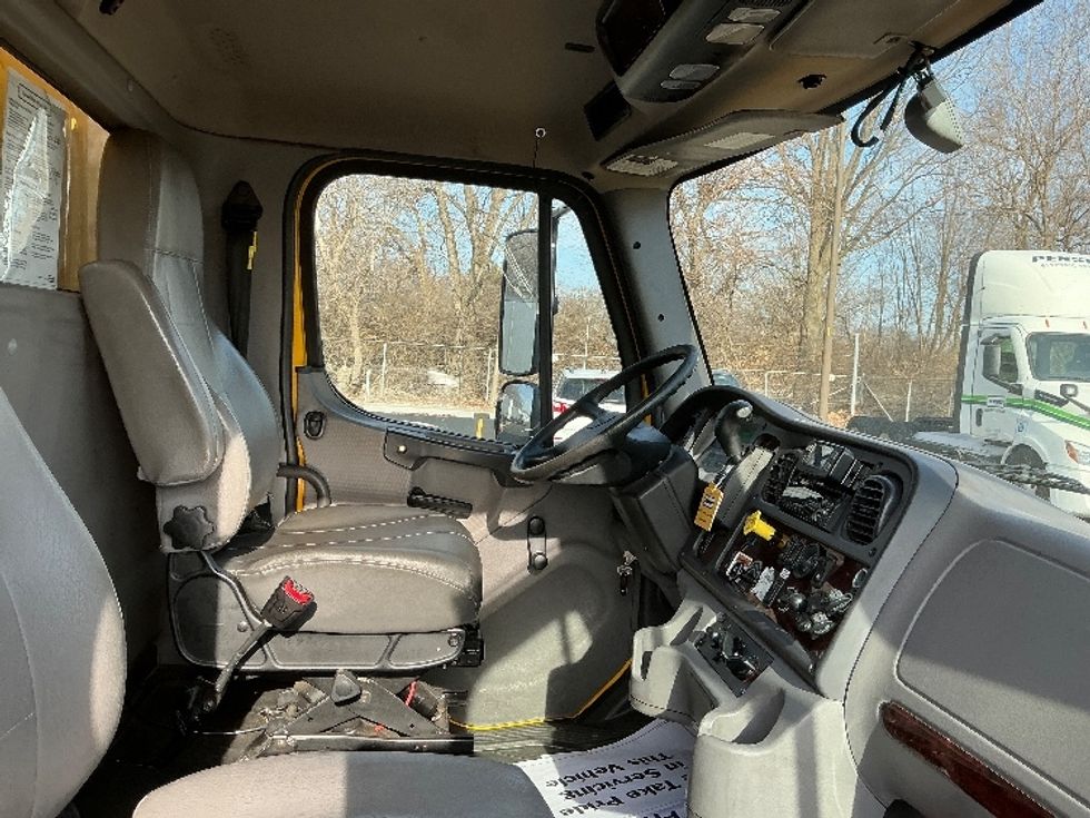 Medium Duty Box Truck-Light and Medium Duty Trucks-Freightliner-2022-M2-Indianapolis-IN-126,176\n\t\tmiles-$ 72,500 - Image 19