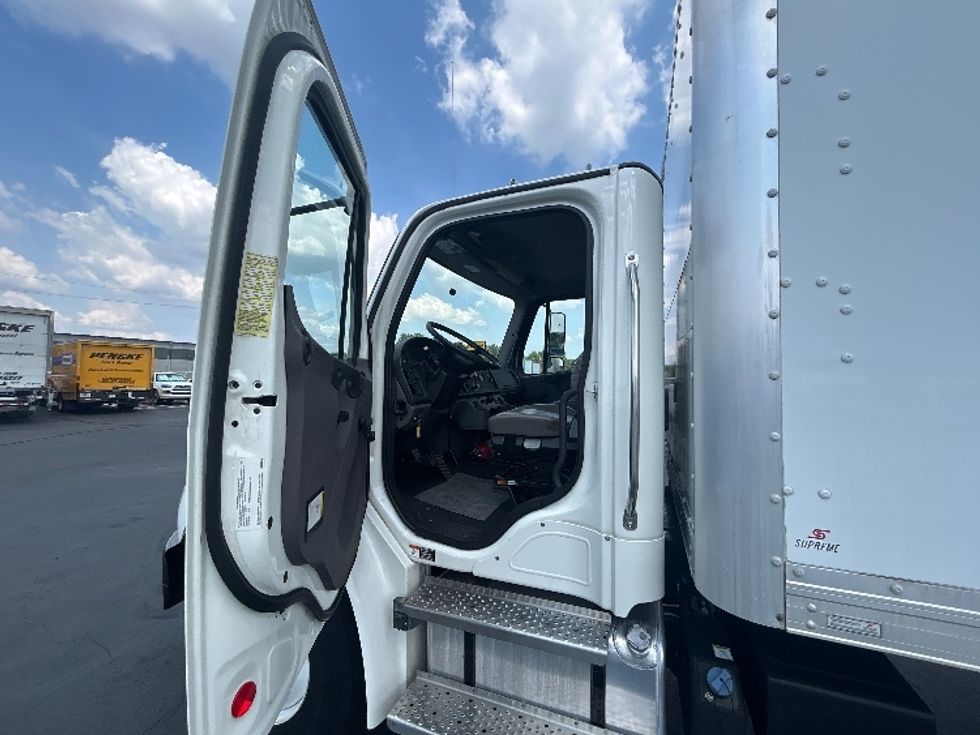 Medium Duty Box Truck-Light and Medium Duty Trucks-Freightliner-2022-M2-Indianapolis-IN-133,179\n\t\tmiles-$ 75,000 - Image 16