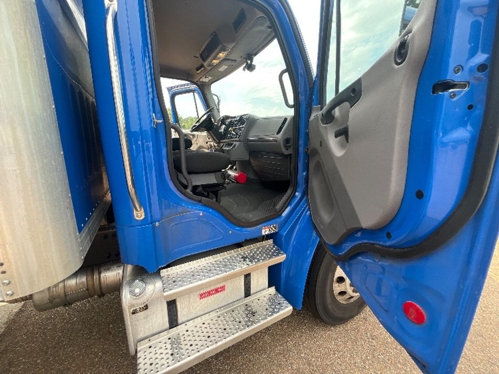 Medium Duty Box Truck-Light and Medium Duty Trucks-Freightliner-2022-M2-Jackson-MS-332,320\n\t\tmiles-$ 30,500 - Image 18