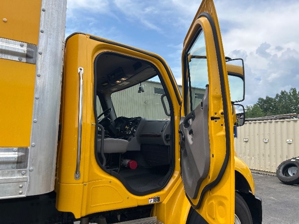 Medium Duty Box Truck-Light and Medium Duty Trucks-Freightliner-2022-M2-Jessup-PA-145,688\n\t\tmiles-$ 65,000 - Image 20