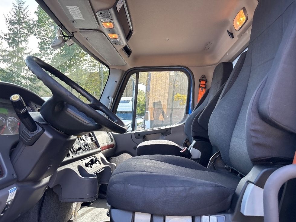Medium Duty Box Truck-Light and Medium Duty Trucks-Freightliner-2022-M2-Jessup-PA-349,125\n\t\tmiles-$ 27,250 - Image 19