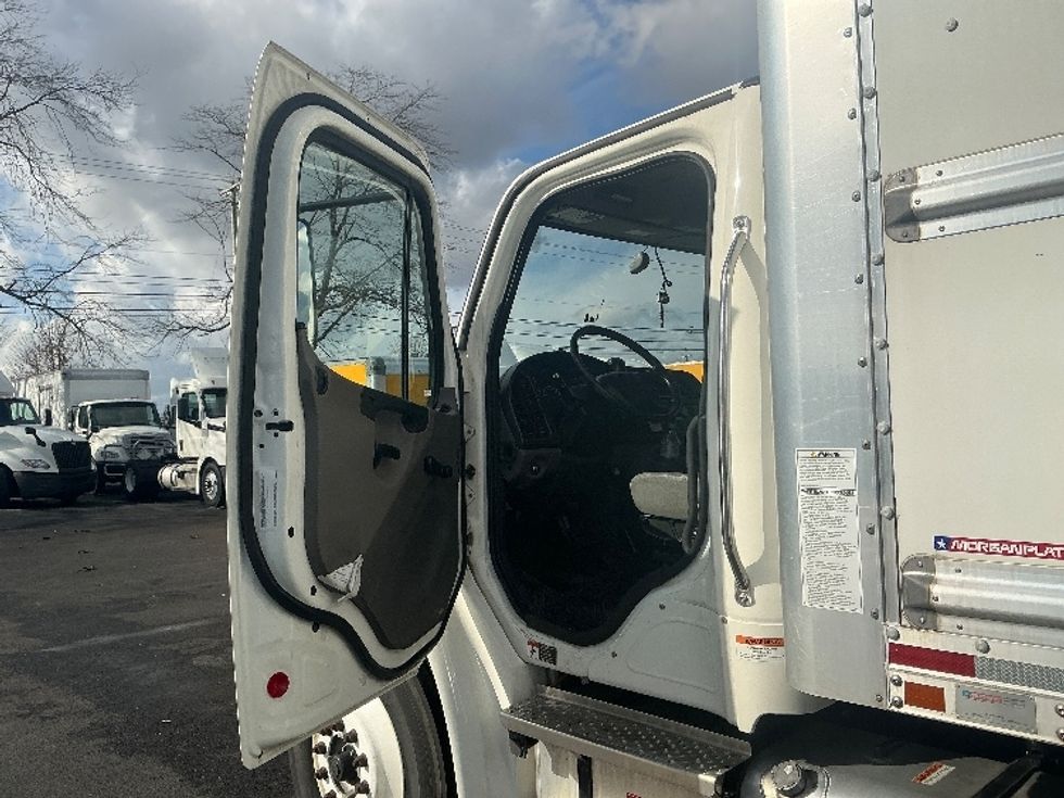 Medium Duty Box Truck-Light and Medium Duty Trucks-Freightliner-2022-M2-Lexington-KY-170,921\n\t\tmiles-$ 65,750 - Image 16