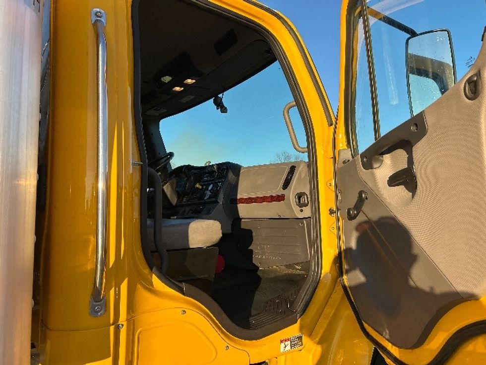 Medium Duty Box Truck-Light and Medium Duty Trucks-Freightliner-2022-M2-Little Rock-AR-120,378\n\t\tmiles-$ 73,500 - Image 20